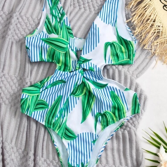 ‼️Last one‼️☀️HP☀️Tropical plunge cut swimsuit - Picture 3 of 6